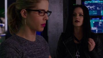 Crop Top en laine avec motifs gris de Felicity Smoak (Emily Bett Rickards) dans Arrow