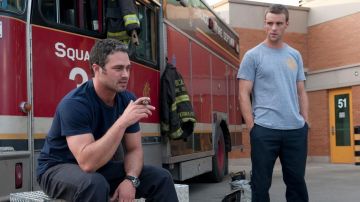 Le t-shirt bleu marine Chicago Fire de Kelly Severide (Taylor Kinney) dans Chicago Fire S01E01