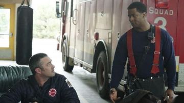 Le sweatshirt bleu marine écusson Chicago Fire dans Chicago Fire S05E21
