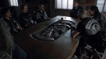 The meeting table of the "SAMCROW" in Sons of Anarchy S06E13