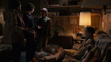 El juego UpWords en la sala de juegos de los Wheelers en Stranger Things S01E02