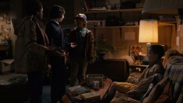 El juego "Family Feud/ A Golden Family" en el sótano de los Wheelers en Stranger Things