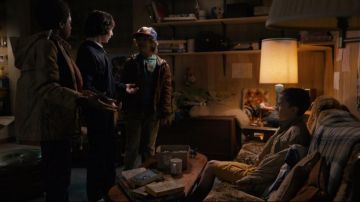 El juego "Score Four" en el sótano de los Wheelers en Stranger THings