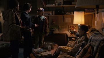 El juego "Dungeon Fantasy TSR" en el sótano de los Wheelers en Stranger Things