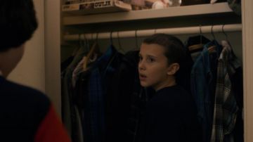 El juego de Ouija en el armario de Wheeler en Stranger Things S01E02