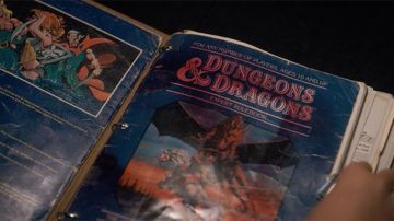 The book of game "Dungeons & Dragons Expert Rulebook" of Mike Wheeler (Finn Wolfhard) in Stranger Things season 1