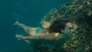 Le maillot de bain deux pièces bleu ciel de Gina (Jessica Alba) dans Mechanic: Resurrection