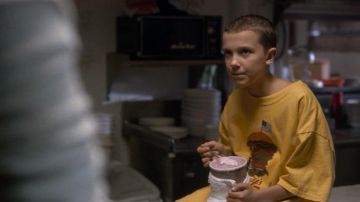 Camiseta amarilla "Benny's Burger" de Eleven (Millie Bobby Brown) en Stranger Things S01E02