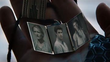Collar that offers Peeta (Josh Hutcherson) to Katniss (Jennifer Lawrence) in Catching Fire