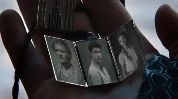 Collar that offers Peeta (Josh Hutcherson) to Katniss (Jennifer Lawrence) in Catching Fire