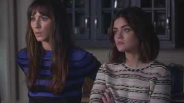 El suéter Maje a rayas de Aria Montgomery (Lucy Hale) en Pretty Little Liars