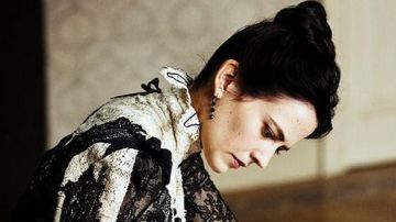 The earrings Vanessa Ives (Eva Green) in Penny Dreadful