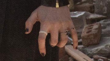 La bague "griffe" de Wanda Maximoff (Elisabeth Olsen) dans Avengers : L'ère d'Ultron