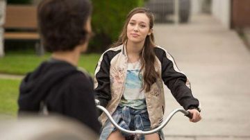 The bomber jacket of Alicia (Alycia Debnam-Carey) in Fear The Walking Dead S01E05