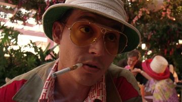 El zobo de humo y cigarrillo de Raoul Duke (Johnny Depp) en Las Vegas Parano