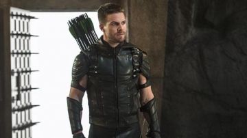 La réplique du costume en cuir de Green Arrow / Oliver Queen (Stephen Amell) dans Arrow S03E10