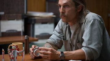 El reloj de esfera negra Lorus usado por Rust Cohle (Matthew McConaughey) en la serie True Detective (Temporada 1 Episodio 5)