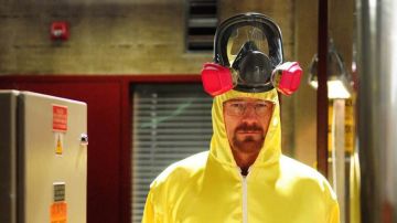 La máscara protectora rosa utilizada por Walter White (Bryan Cranston) en la serie Breaking Bad (Temporada 3 Episodio 7)