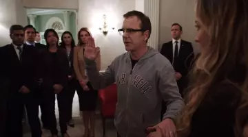 Le sweatshirt gris Cornell de Tom Kirkman (Kiefer Sutherland) dans Designated Survivor