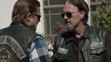The leather jacket Jackson " Jax " Teller (Charlie Hunnam) in Sons of Anarchy S05E04