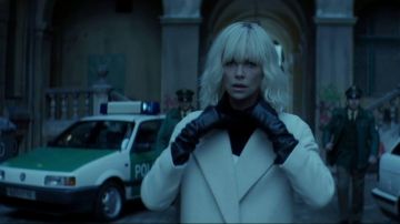 The mantle cream Lorraine Broughton (Charlize Theron) in Atomic blonde
