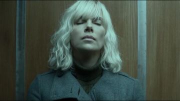 Trench coat de antracita de Lorraine Broughton (Charlize Theron) en rubia atómica
