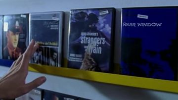 El DVD de la película "Extraños en un tren" en el videoclub en ¿Te gusta Hitchcock?
