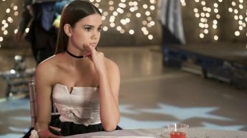 El vestido blanco y negro de Callie Jacob (Maia Mitchell) en The Fosters S05E09