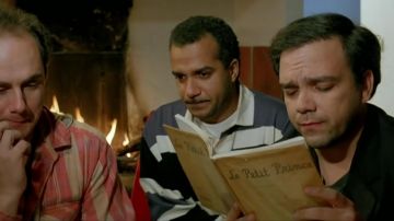 Le livre "Le Petit Prince" lu par Didier Jean Marie Latour (Didier Bourdon) dans Les Trois Frères
