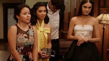El vestido de encaje amarillo de ASOS con nudo de amapola (Nandy Martin) en The Fosters S05E09