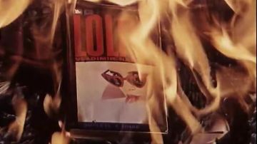 Le livre "Lolita" de Vladimir Nabokov brûlé dans Fahrenheit 451