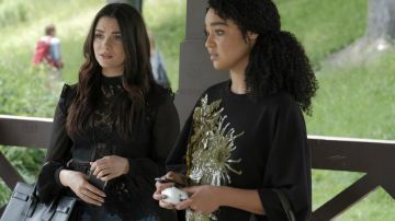 The black blouse in lace Self-Portrait of Jane Sloan (Katie Stevens) in The Bold Type S01E10