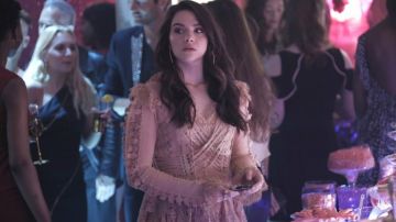 La robe en dentelle rose Zimmermann de Jane Sloan (Katie Stevens) dans The Bold Type S01E10