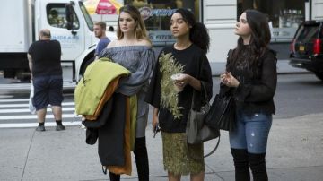Falda caqui de encaje de Kat (Aisha Dee) Dries Van Noten en The Bold Type S01E10