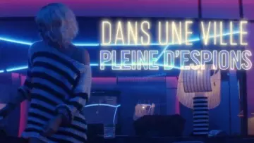 Le pull robe blanc à rayure noires de Lorraine Broughton (Charlize Theron) dans Atomic blonde