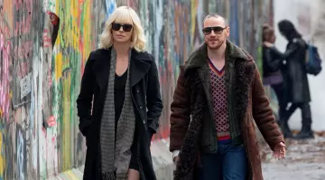 Les lunettes de soleil Saint Laurent de Lorraine Broughton (Charlize Theron) dans Atomic Blonde