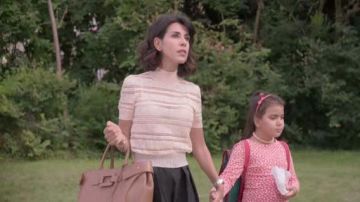 Bolso de camello de Julieta (Reem Kherici) en el Día D