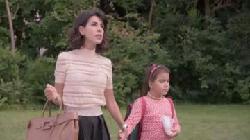 Bolso de camello de Julieta (Reem Kherici) en el Día D