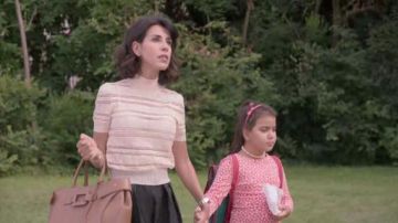 Juliet's (Reem Kherici) Roger Vivier Pilgrim Day Brown Leather Bag en el Día D