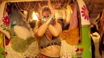 The sequined top of Perrie Edwards in the clip Little Mix of Power