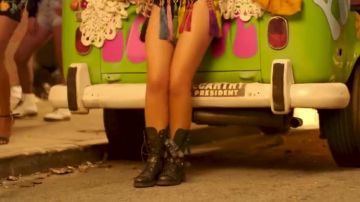 Les bottes de biker KG by Kurt Geiger de Perrie Edwards dans le clip Little Mix de Power