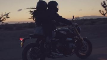 Les bottines noires à lacets de Ariana Grande dans le clip Into you