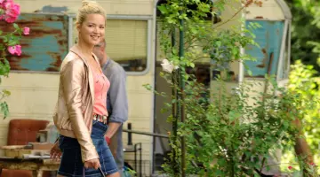 La chaqueta de raso rosa de Violette (Virginie Efira) en Una familia en alquiler