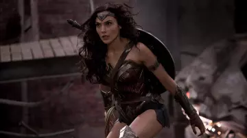 L’épée et le bou­clier de Won­der Woman (Gal Gadot) dans Bat­man V Super­man