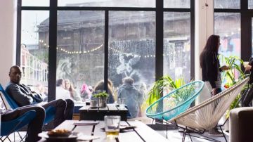 La chaise Acapulco de OK Design dans Demain tout commence