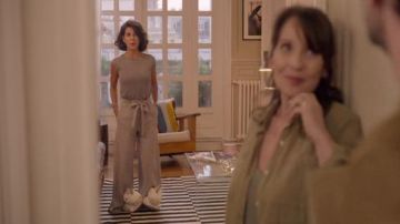 Les pantoufles licorne de Juliette (Reem Kherici) dans Jour J