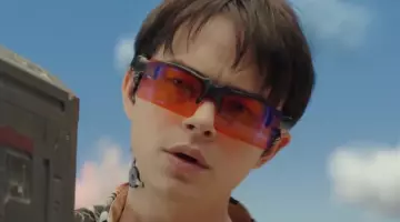 Les lunettes de soleil rouges de Valérian (Dane DeHaan) dans Valérian et la Cité des mille planètes