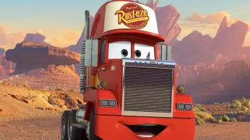 La réplica de felpa de Mack en la saga Cars