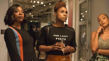 The sweatshirt Bella Freud 'The Last Poets" of Issa Dee (Issa Rae) in Insecure S02E02