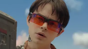 Les lunettes rouge de Valerian (Dane DeHaan) au Big Market dans Valérian et la Cité des mille planètes
